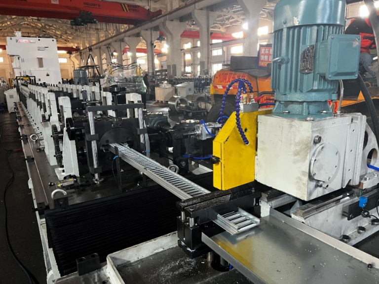 Foot pedal plate roll forming,scaffolding plank machine,Scaffold boards are typically,Automatic decoiler--feeding--hydraulic punching station--forming machine--hydraulic cutting--out table.